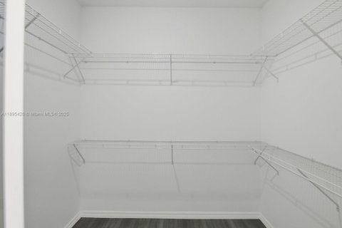 Casa en alquiler en Pembroke Pines, Florida, 5 dormitorios, 310.76 m2 № 1948278 - foto 24