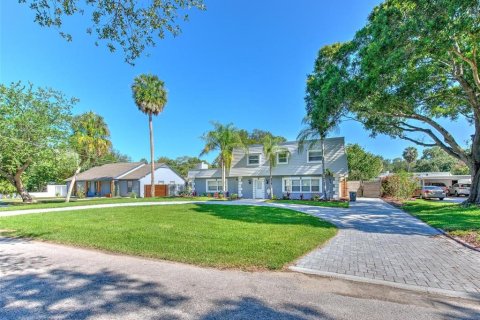 Casa en alquiler en Tampa, Florida, 4 dormitorios, 269.23 m2 № 2102330 - foto 2