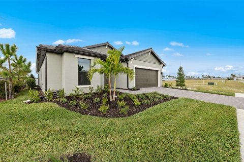 House in North Port, Florida 4 bedrooms, 195.09 sq.m. № 2258425 - photo 4