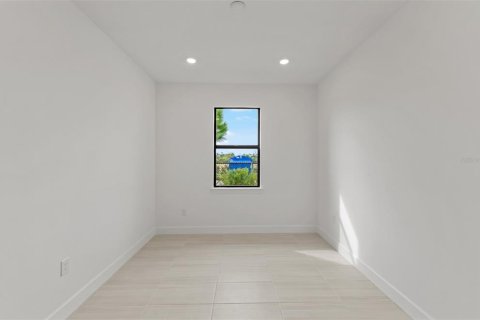 House in North Port, Florida 4 bedrooms, 195.09 sq.m. № 2258425 - photo 12