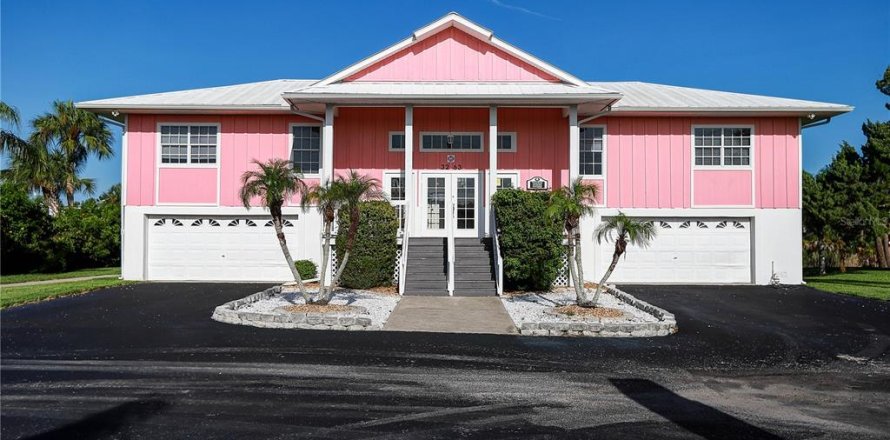 Commercial property in Hernando Beach, Florida 172.43 sq.m. № 2231359