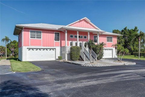 Commercial property in Hernando Beach, Florida 172.43 sq.m. № 2231359 - photo 4