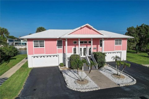 Commercial property in Hernando Beach, Florida 172.43 sq.m. № 2231359 - photo 2