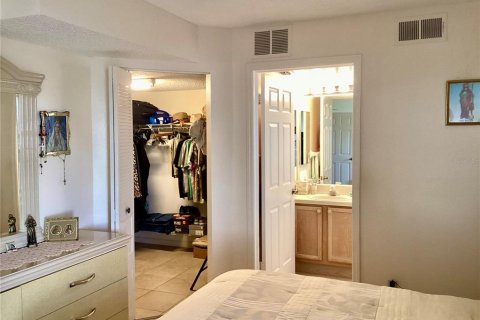 Condo in New Port Richey, Florida, 3 bedrooms  № 1902227 - photo 17
