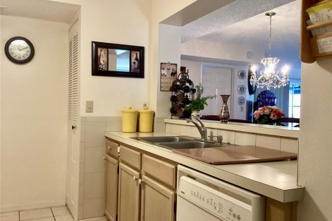 Condo in New Port Richey, Florida, 3 bedrooms  № 1902227 - photo 5