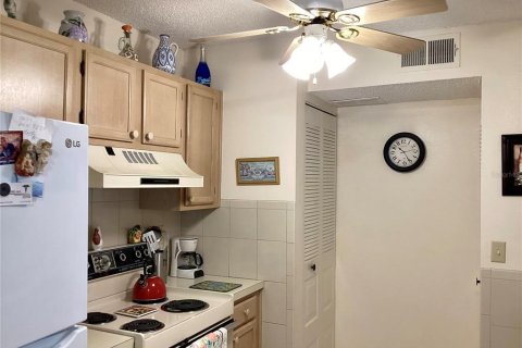 Condo in New Port Richey, Florida, 3 bedrooms  № 1902227 - photo 8