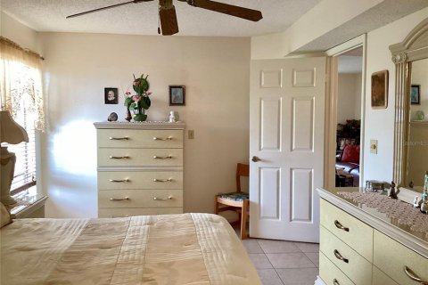 Condo in New Port Richey, Florida, 3 bedrooms  № 1902227 - photo 19