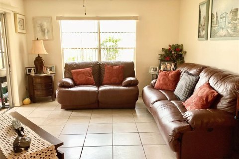 Condo in New Port Richey, Florida, 3 bedrooms  № 1902227 - photo 25