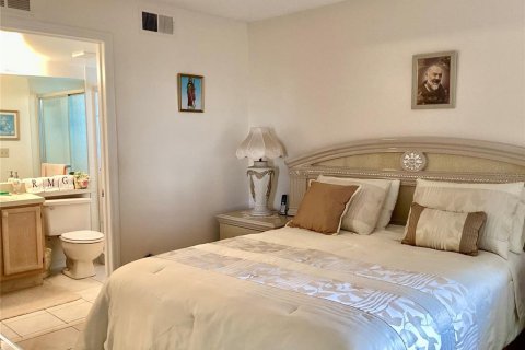 Condo in New Port Richey, Florida, 3 bedrooms  № 1902227 - photo 16