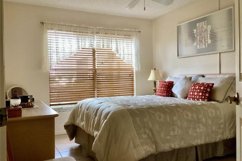 Condo in New Port Richey, Florida, 3 bedrooms  № 1902227 - photo 20