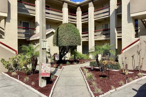 Condo in New Port Richey, Florida, 3 bedrooms  № 1902227 - photo 1