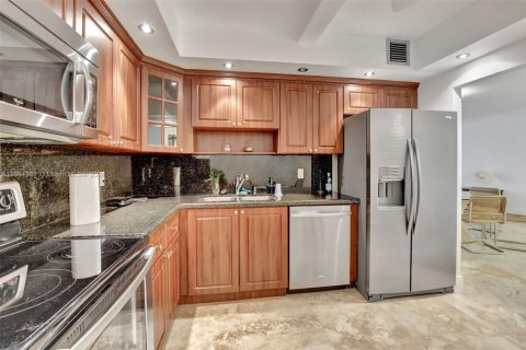 Condo in Bal Harbour, Florida, 2 bedrooms  № 1727159 - photo 15