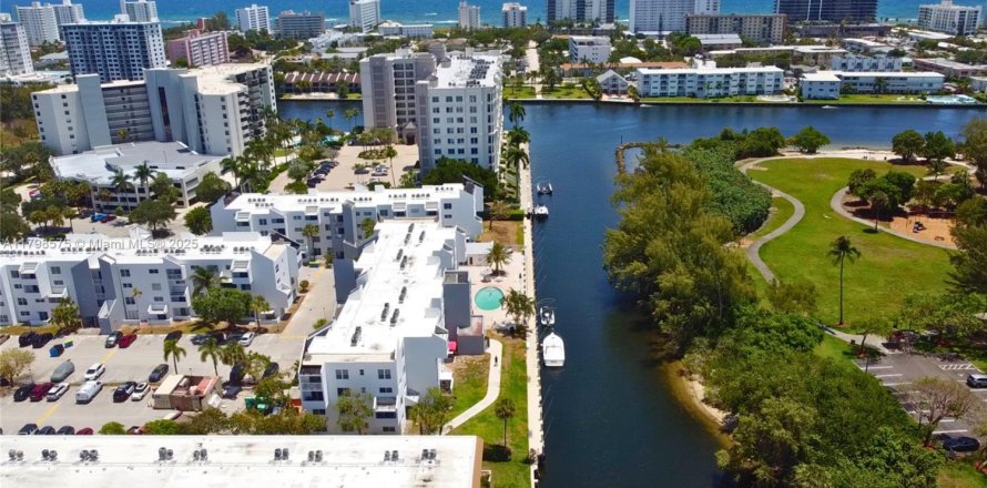Condo in Pompano Beach, Florida, 1 bedroom № 1935796