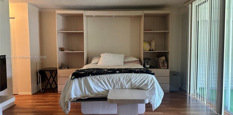 Кондоминиум с 1 спальней в Майами, Флорида № 1983147