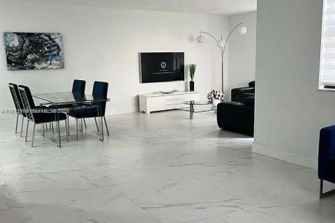 Снять в аренду виллу или дом в Катлер-Бей, Флорида 4 спальни, 182.83м2, № 2006424 - фото 3