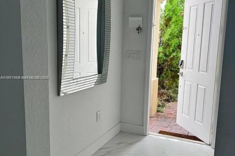 Снять в аренду виллу или дом в Катлер-Бей, Флорида 4 спальни, 182.83м2, № 2006424 - фото 6