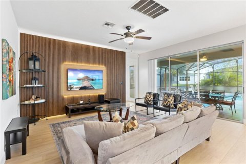Casa en venta en Kissimmee, Florida, 6 dormitorios, 320.61 m2 № 2195531 - foto 3