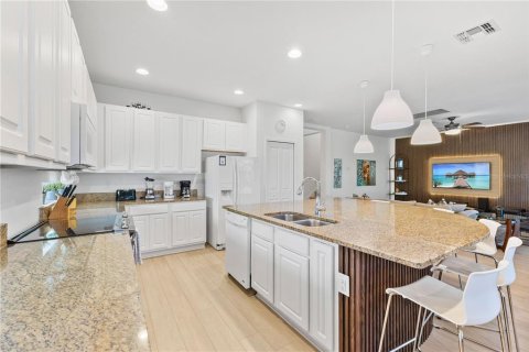 Casa en venta en Kissimmee, Florida, 6 dormitorios, 320.61 m2 № 2195531 - foto 6