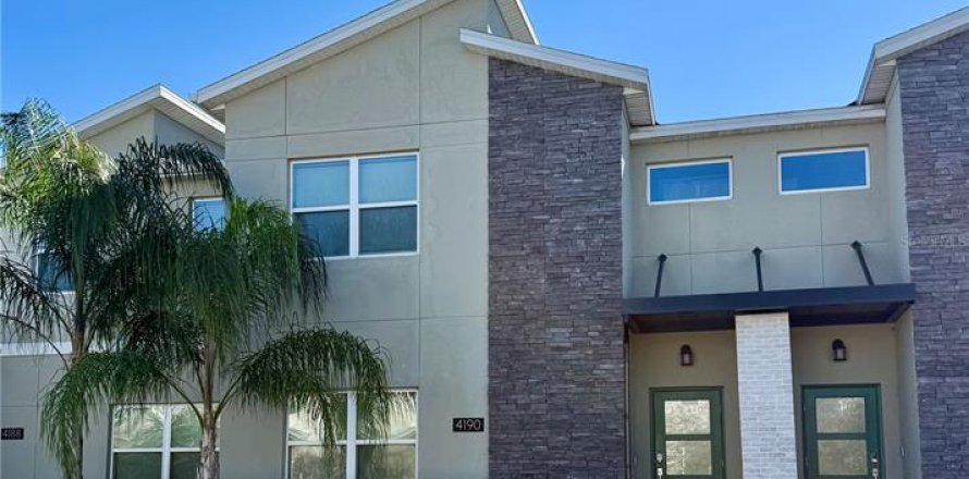 Adosado en Kissimmee, Florida 4 dormitorios, 177.81 m2 № 2108379