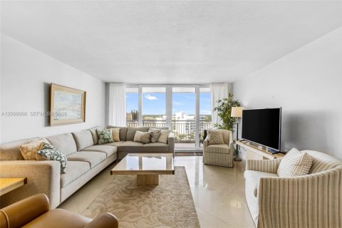 Condo in South Palm Beach, Florida, 2 bedrooms  № 2074521 - photo 2
