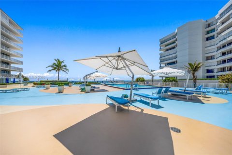 Condo in South Palm Beach, Florida, 2 bedrooms  № 2074521 - photo 24
