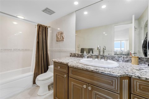 Condo in South Palm Beach, Florida, 2 bedrooms  № 2074521 - photo 12