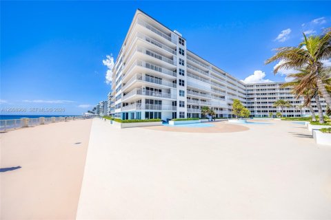 Condo in South Palm Beach, Florida, 2 bedrooms  № 2074521 - photo 29