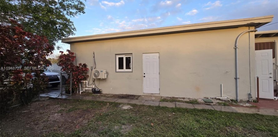 Commercial property in Miami, Florida 131.83 sq.m. № 2005344