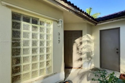 Купить виллу или дом в Пемброк-Пайнс, Флорида 2 спальни, 104.14м2, № 2014535 - фото 3