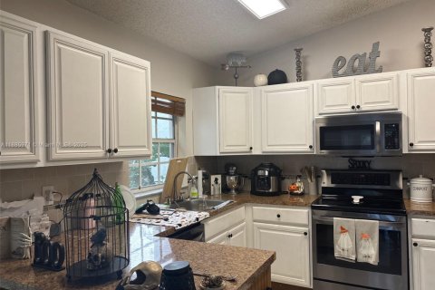 Купить виллу или дом в Пемброк-Пайнс, Флорида 2 спальни, 104.14м2, № 2014535 - фото 4