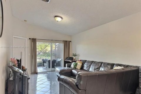 Купить виллу или дом в Пемброк-Пайнс, Флорида 2 спальни, 104.14м2, № 2014535 - фото 6