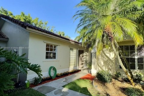 Купить виллу или дом в Пемброк-Пайнс, Флорида 2 спальни, 104.14м2, № 2014535 - фото 2