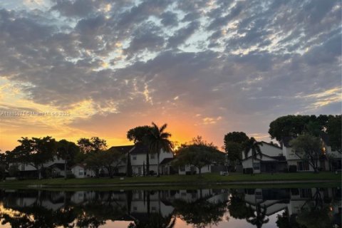 Casa en Pembroke Pines, Florida 2 dormitorios, 104.14 m2 № 2014535