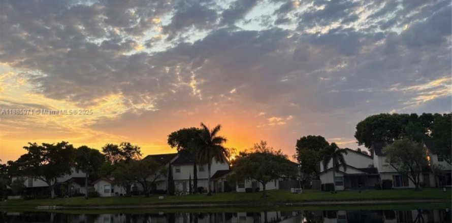 Дом в Пемброк-Пайнс, Флорида 2 спальни, 104.14м2 № 2014535