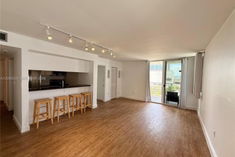 Condo in Miami, Florida, 2 bedrooms  № 2381595 - photo 3