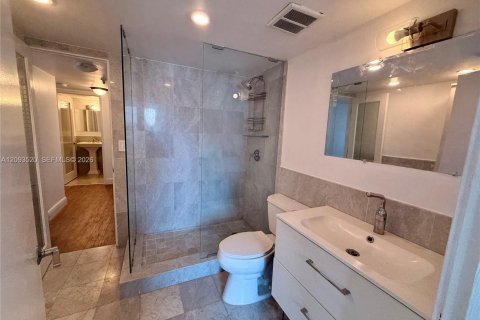 Condo in Miami, Florida, 2 bedrooms  № 2381595 - photo 13