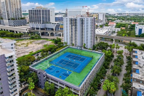 Condo in Miami, Florida, 2 bedrooms  № 2381595 - photo 2