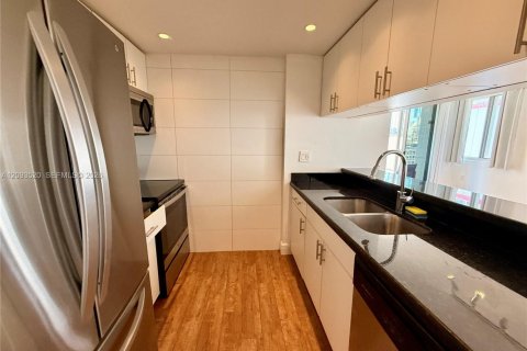 Condo in Miami, Florida, 2 bedrooms  № 2381595 - photo 9
