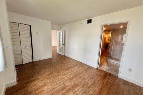 Condo in Miami, Florida, 2 bedrooms  № 2381595 - photo 14