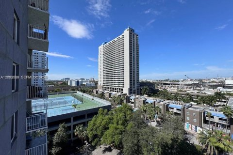 Condo in Miami, Florida, 2 bedrooms  № 2381595 - photo 16