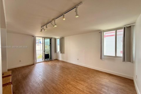 Condo in Miami, Florida, 2 bedrooms  № 2381595 - photo 6