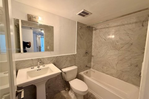 Condo in Miami, Florida, 2 bedrooms  № 2381595 - photo 12