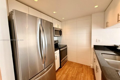 Condo in Miami, Florida, 2 bedrooms  № 2381595 - photo 7