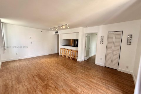 Condo in Miami, Florida, 2 bedrooms  № 2381595 - photo 5