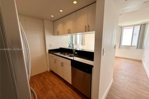 Condo in Miami, Florida, 2 bedrooms  № 2381595 - photo 8