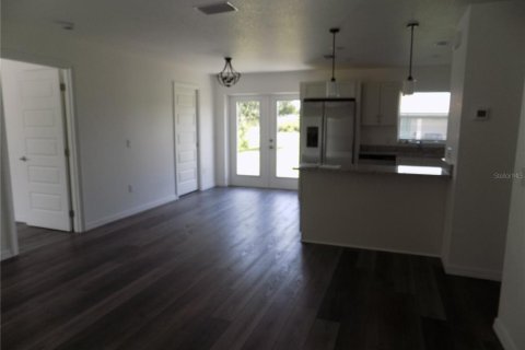 House in Punta Gorda, Florida 3 bedrooms, 114.08 sq.m. № 2338976 - photo 3