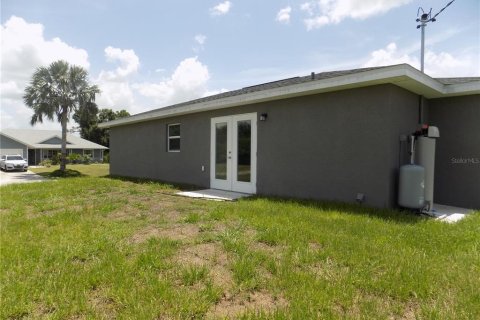 House in Punta Gorda, Florida 3 bedrooms, 114.08 sq.m. № 2338976 - photo 17