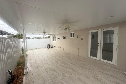 House in Hialeah, Florida 3 bedrooms, 110.55 sq.m. № 2001382 - photo 11