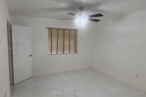 House in Hialeah, Florida 3 bedrooms, 110.55 sq.m. № 2001382 - photo 4