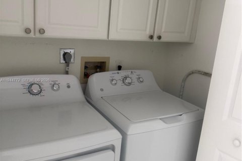 House in Hialeah, Florida 3 bedrooms, 110.55 sq.m. № 2001382 - photo 10